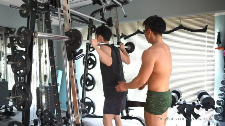RYO在健身房被教练活塞训练——万客视频